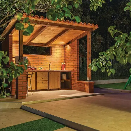 Awesome Home In Peruski With Wifi