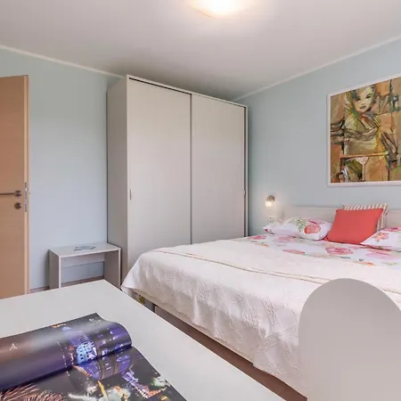 Awesome Home In Peruski With Wifi *